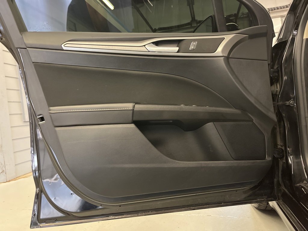 Used 2020 Ford Fusion SE image 9