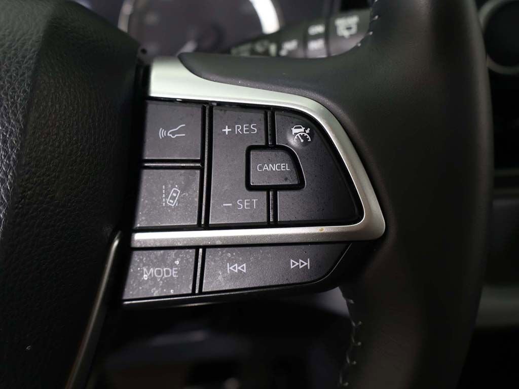 Used 2024 Toyota Highlander LE AWD/4WD image 44