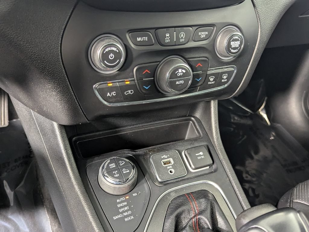 Used 2021 Jeep Cherokee Trailhawk w/ Sun, Sound & Nav Group AWD/4WD image 23