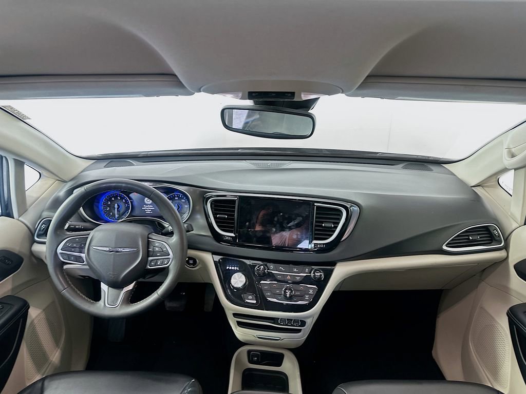 Used 2023 Chrysler Pacifica Touring-L image 21