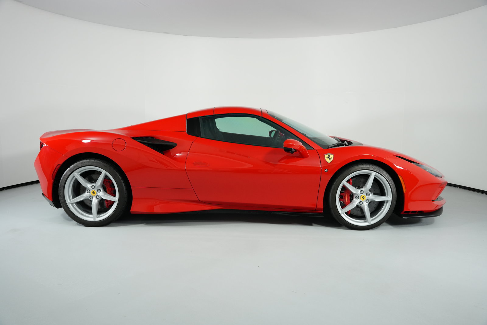 Used 2023 Ferrari F8 Spider RWD image 16