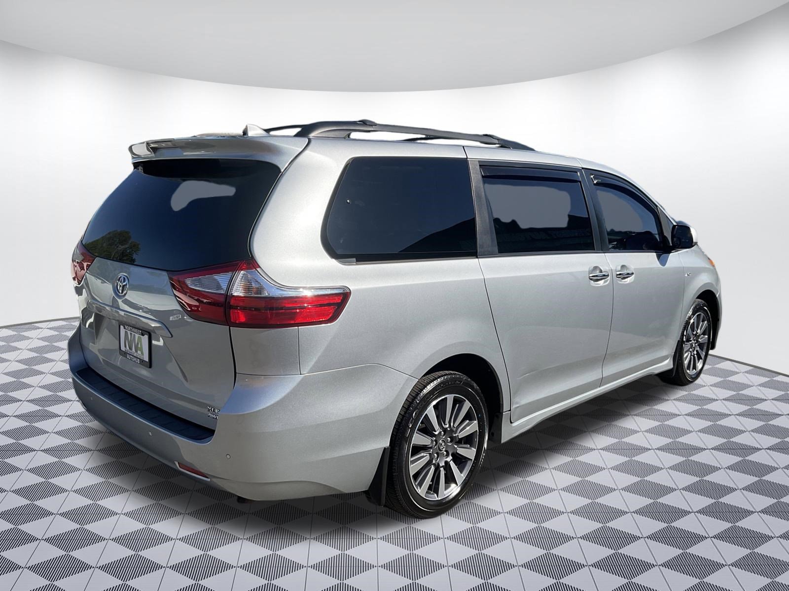 Used 2019 Toyota Sienna XLE w/ XLE Navigation Package AWD/4WD image 3