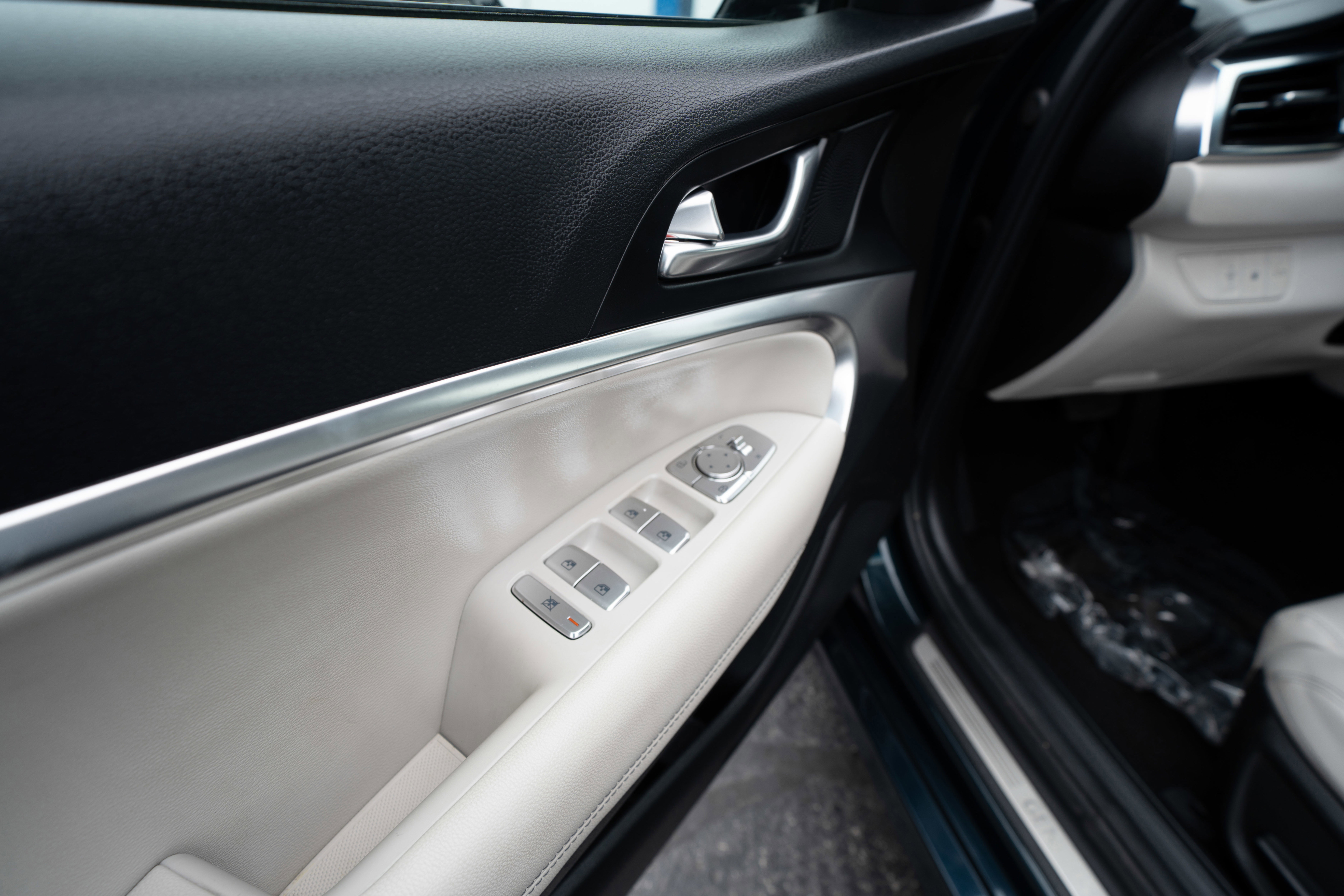 Used 2025 Genesis G70 2.5T RWD image 7