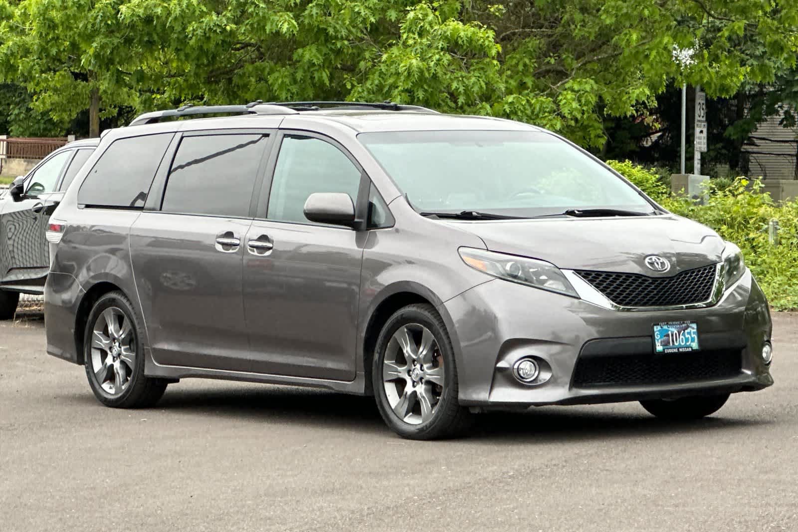 Used 2015 Toyota Sienna SE w/ SE Preferred Package FWD image 9