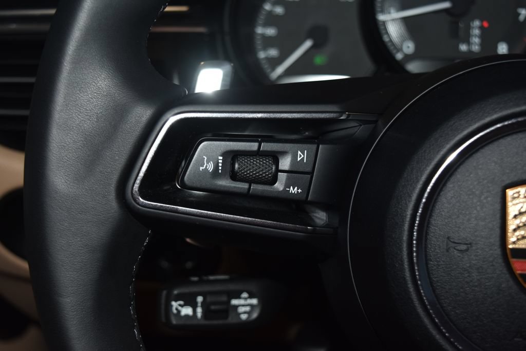 Certified 2025 Porsche Macan AWD/4WD image 10