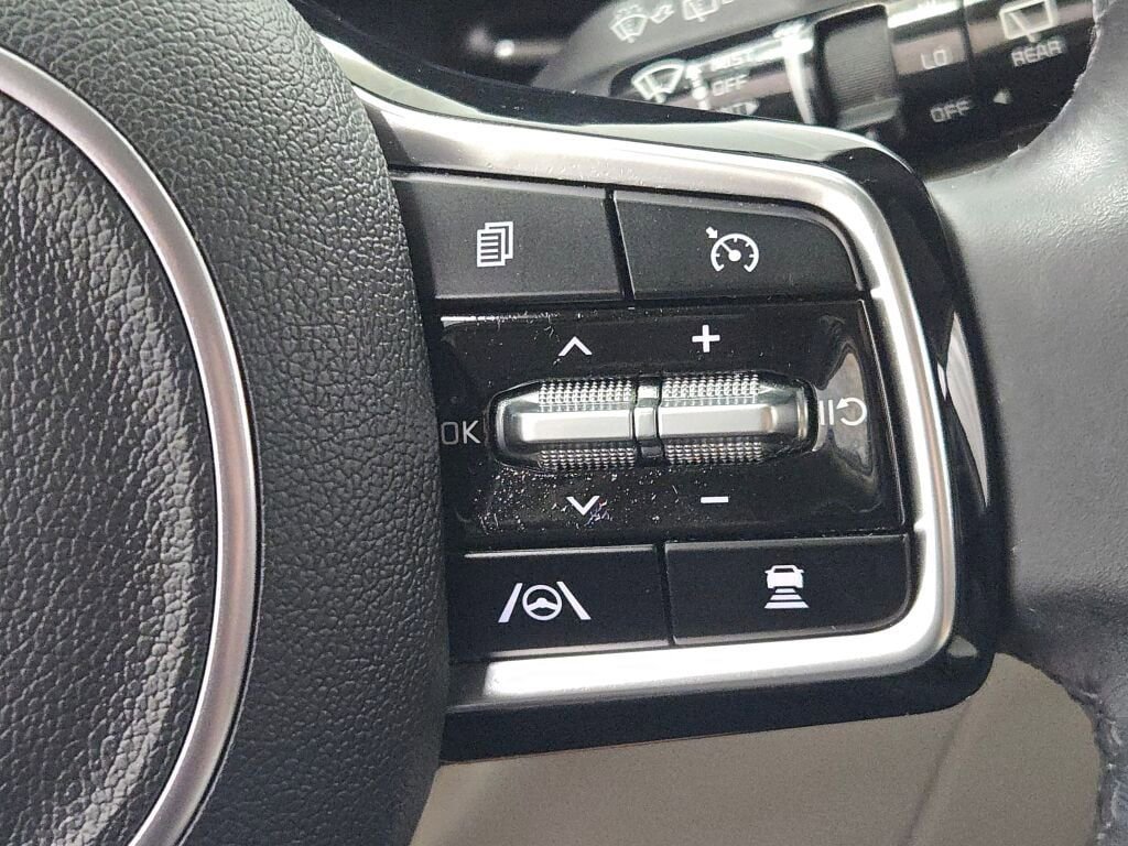 Used 2024 Kia Carnival EX image 33