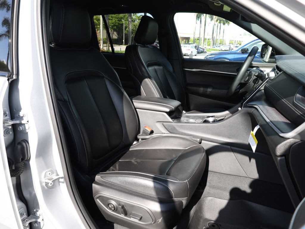 Used 2025 Jeep Grand Cherokee Limited w/ Black Appearance Package RWD image 20