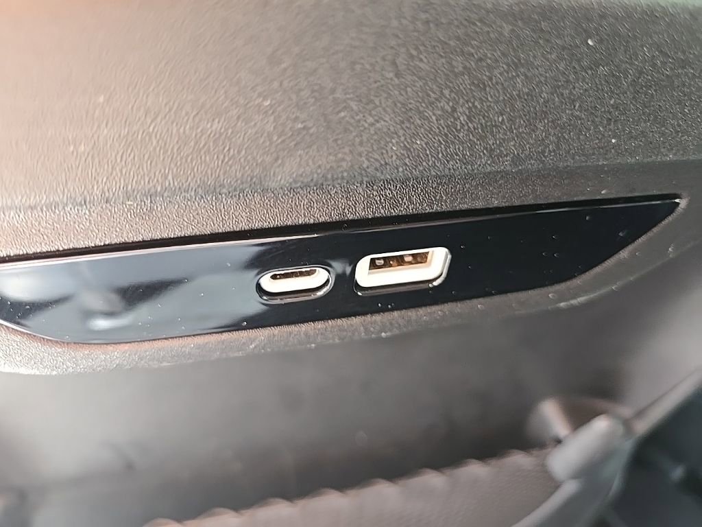 Used 2024 Chrysler Pacifica Touring-L image 27