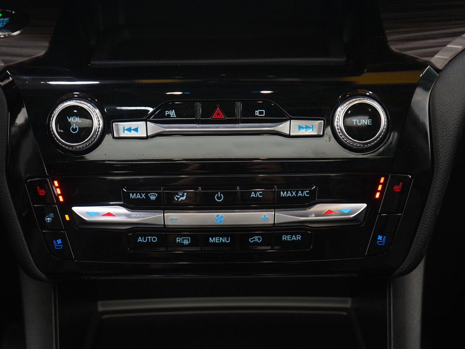 Used 2021 Ford Explorer Limited image 22