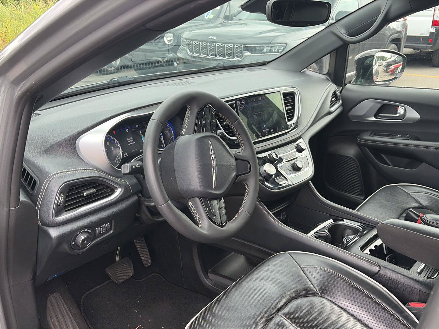 Used 2025 Chrysler Pacifica Limited FWD image 5