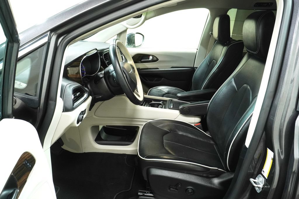 Used 2021 Chrysler Pacifica Limited w/ Uconnect Theater Family Group FWD image 13