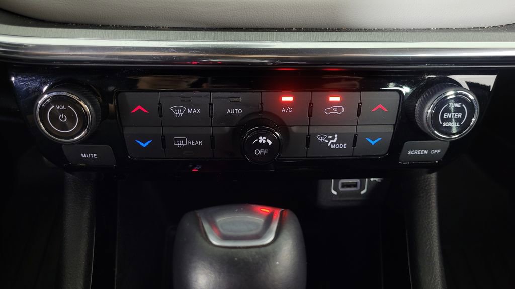 Used 2023 Jeep Compass Limited image 27