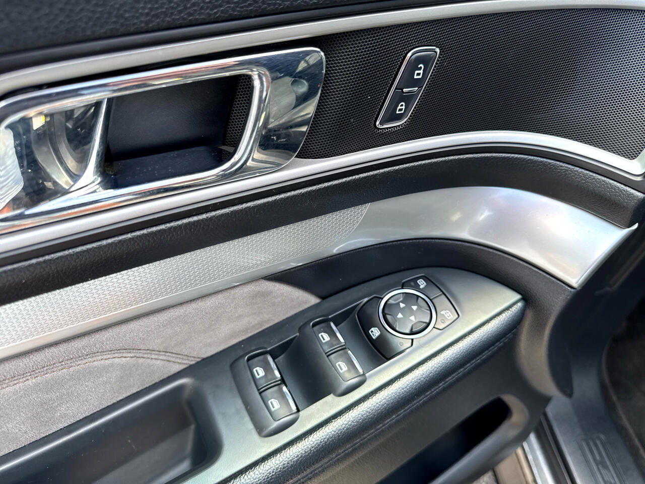 Used 2017 Ford Explorer XLT w/ Equipment Group 202A image 19