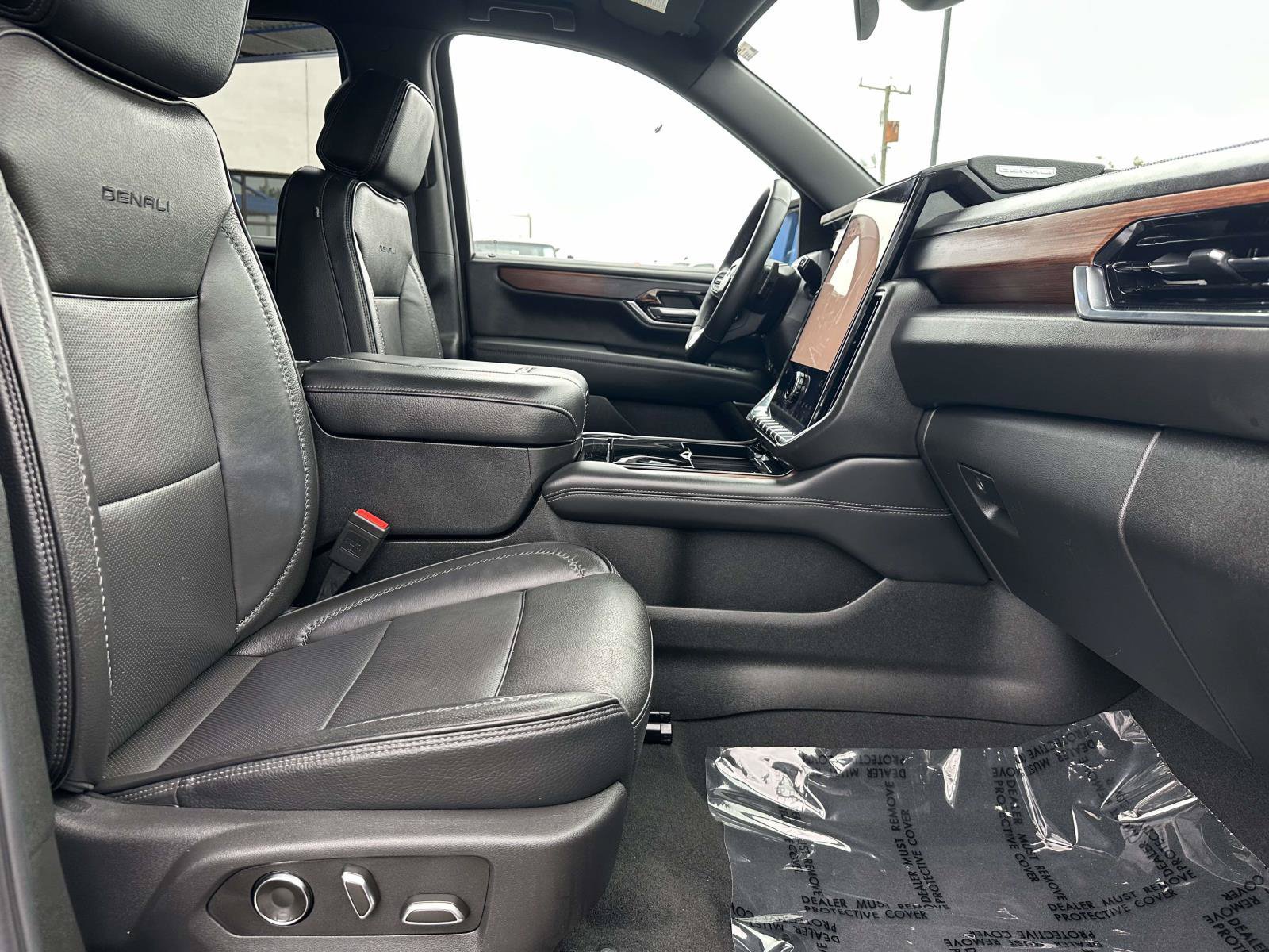 Used 2025 GMC Yukon XL Denali AWD/4WD image 30