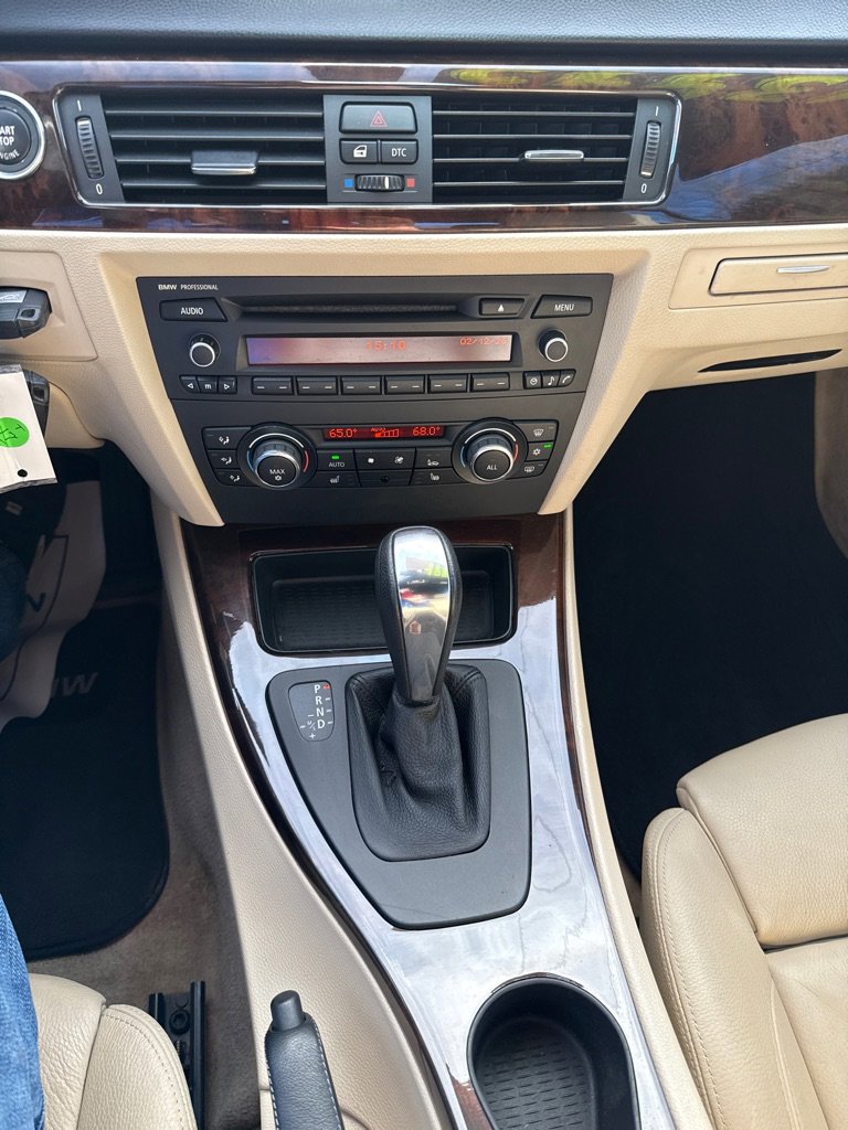 Used 2011 BMW 328i Convertible w/ M-Sport Package image 16