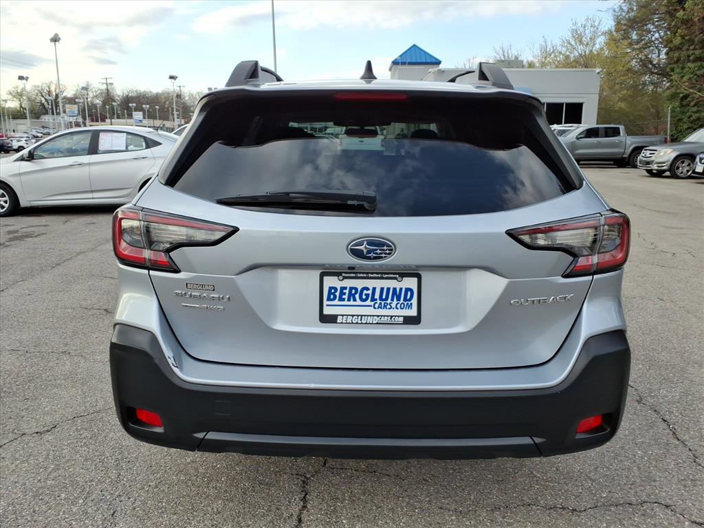 Used 2023 Subaru Outback Premium image 5