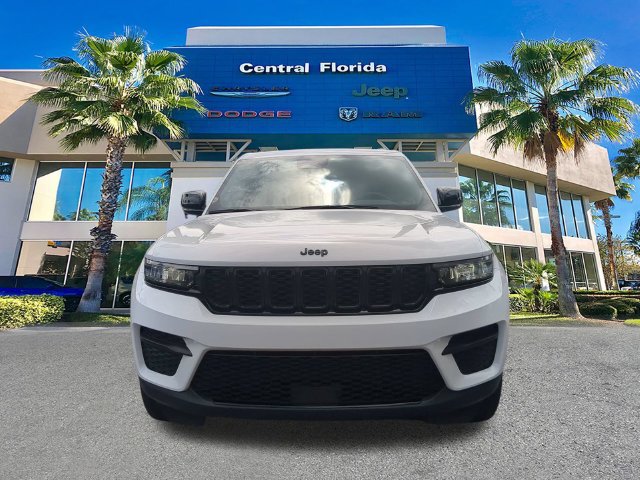 Used 2023 Jeep Grand Cherokee Altitude AWD/4WD image 3