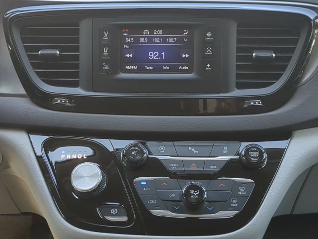 Used 2017 Chrysler Pacifica LX FWD image 17