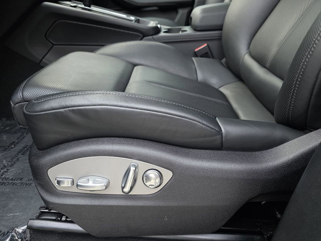 Certified 2025 Porsche Macan AWD/4WD image 22