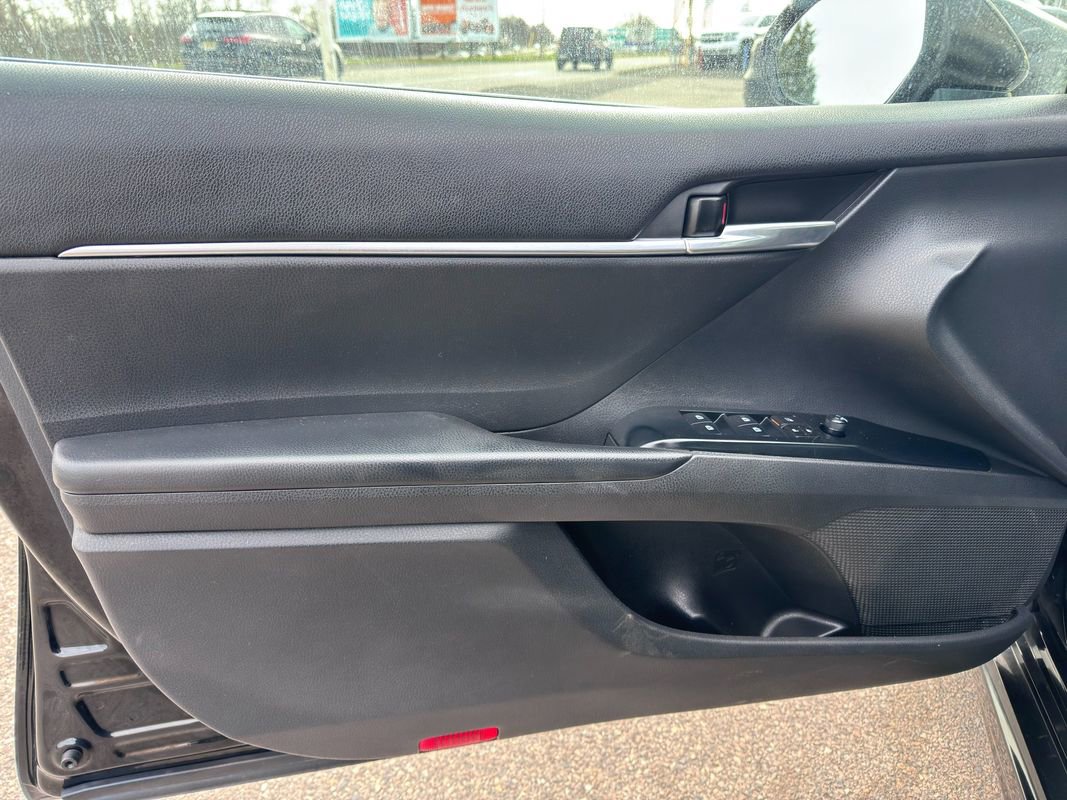 Used 2020 Toyota Camry SE w/ Sunroof Package image 9