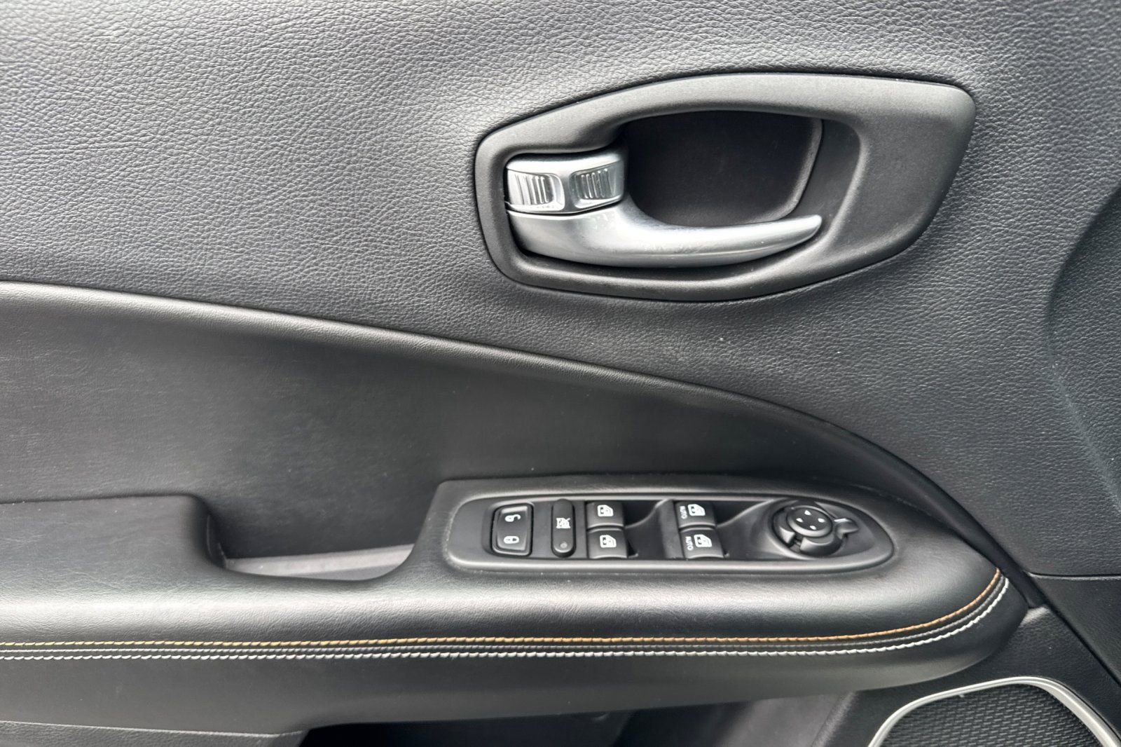 Used 2018 Jeep Compass Latitude w/ Popular Equipment Group image 10