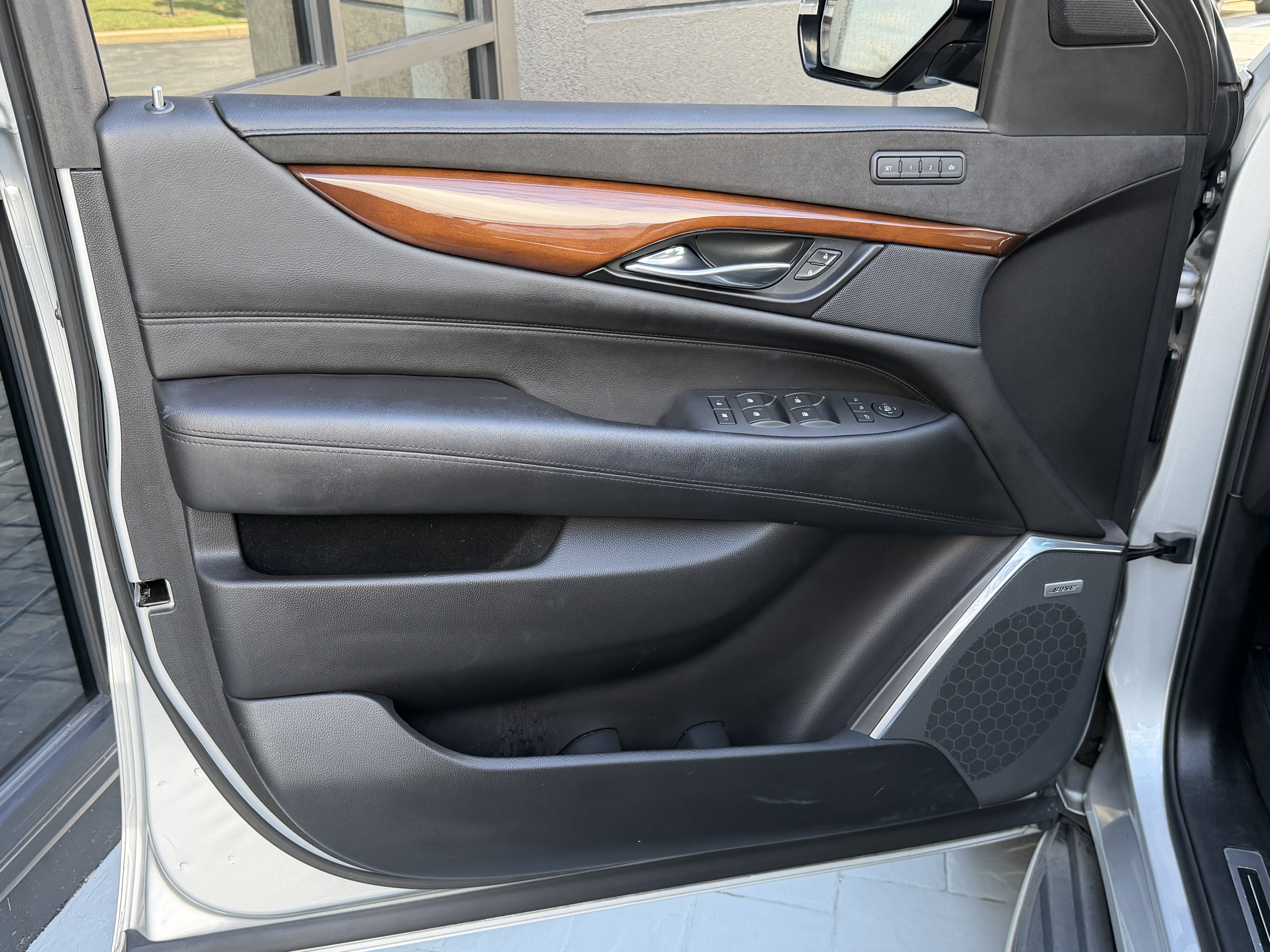 Used 2019 Cadillac Escalade ESV Luxury AWD/4WD image 28