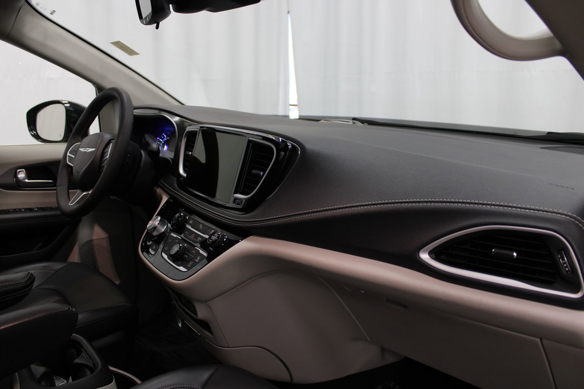 Used 2024 Chrysler Pacifica Select image 26