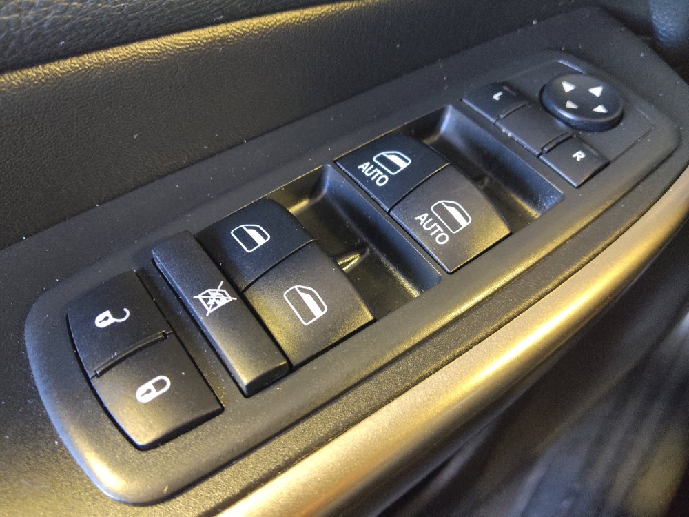 Used 2019 Jeep Cherokee Latitude Plus FWD image 27