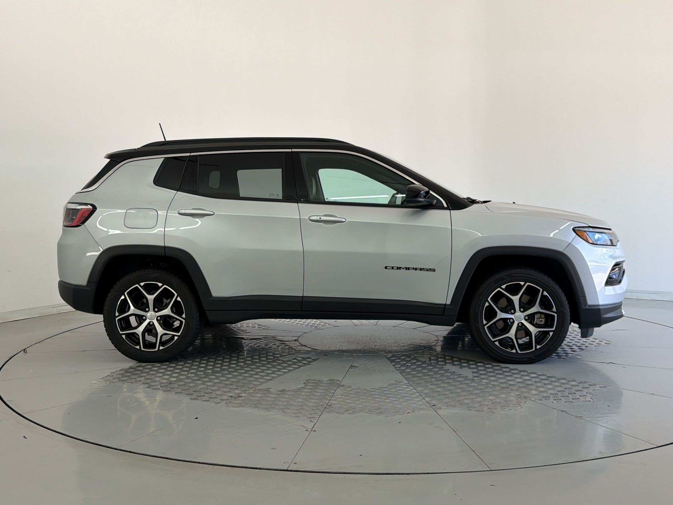 Used 2024 Jeep Compass Limited AWD/4WD image 8