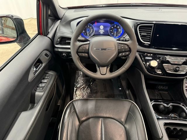 Used 2025 Chrysler Pacifica Limited image 15