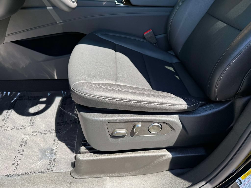 Used 2024 Cadillac Escalade Luxury AWD/4WD image 3