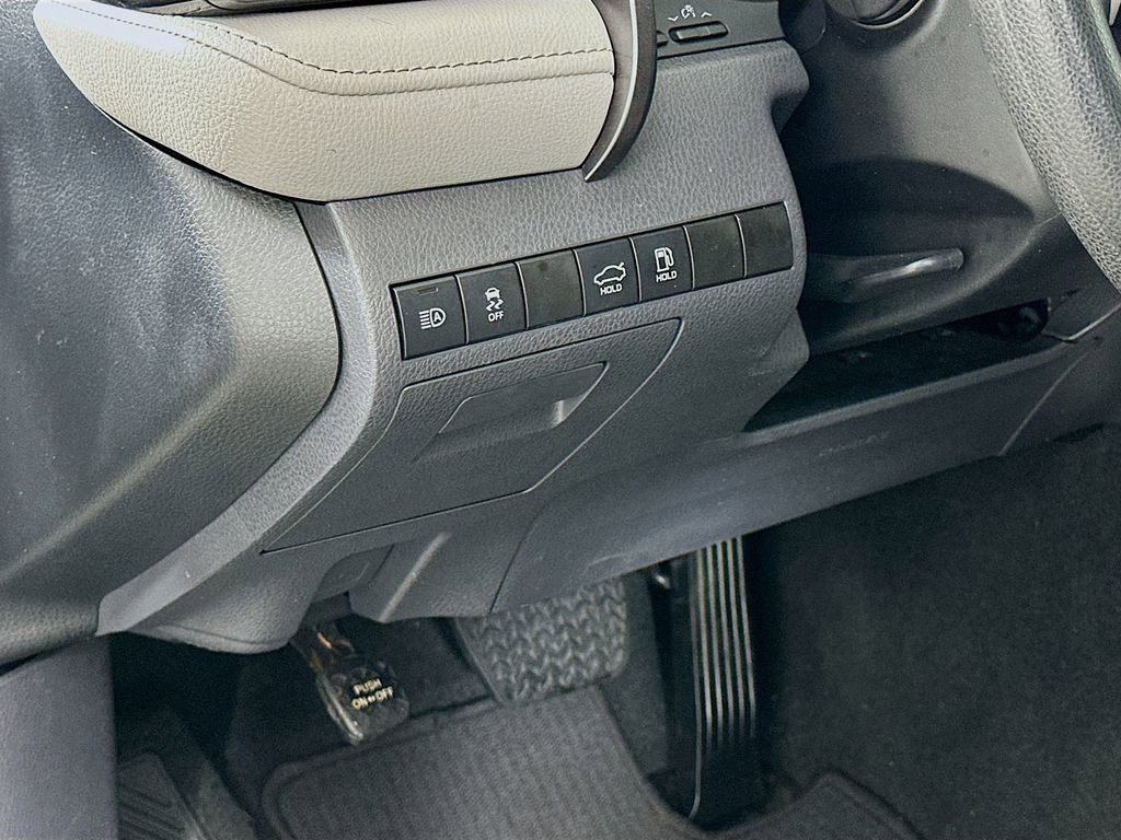 Used 2022 Toyota Camry LE image 10