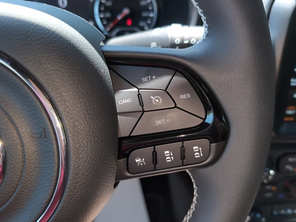Used 2021 Jeep Renegade Latitude w/ Luxury Group II AWD/4WD image 16