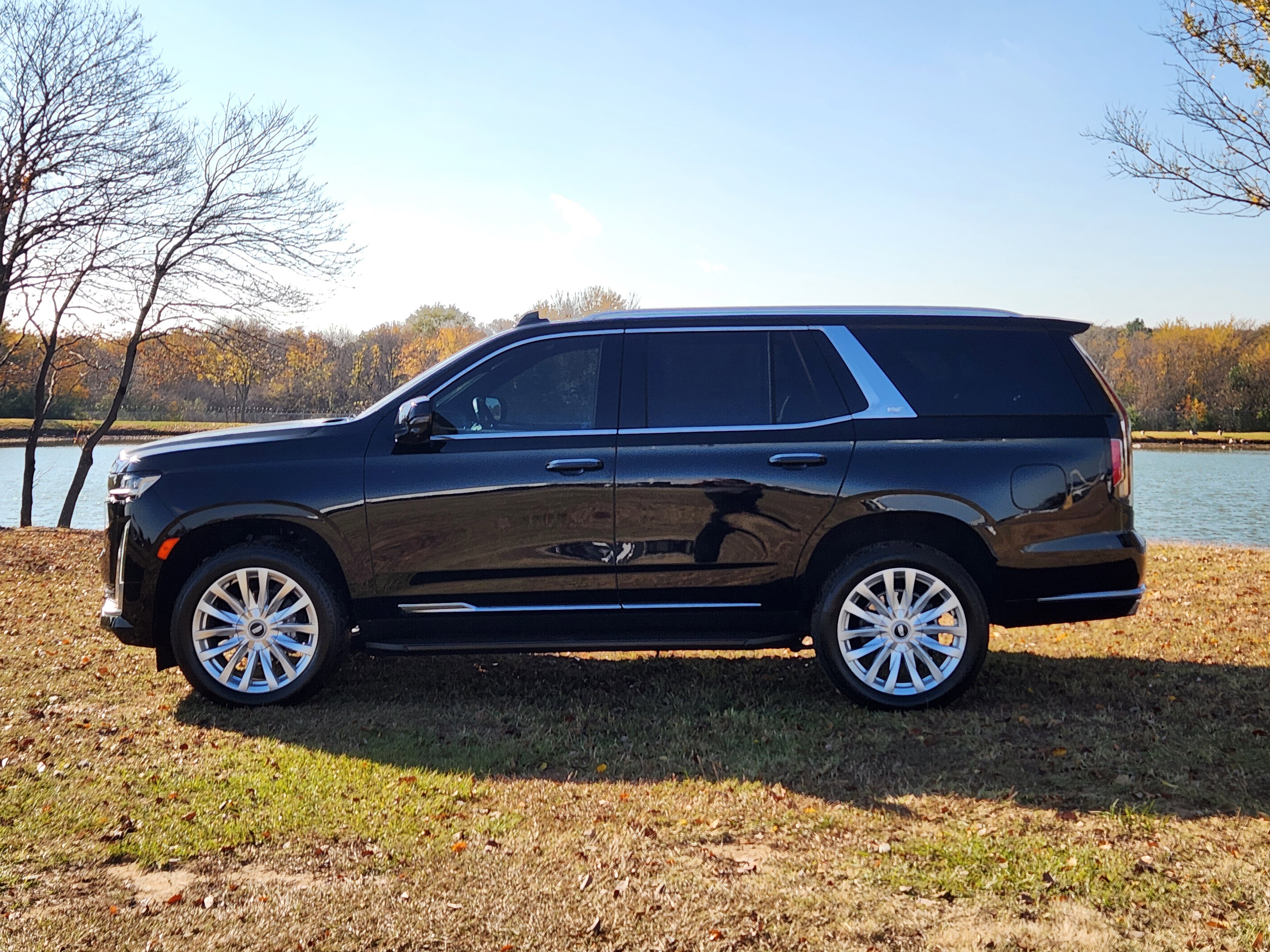 Certified 2024 Cadillac Escalade Luxury image 4