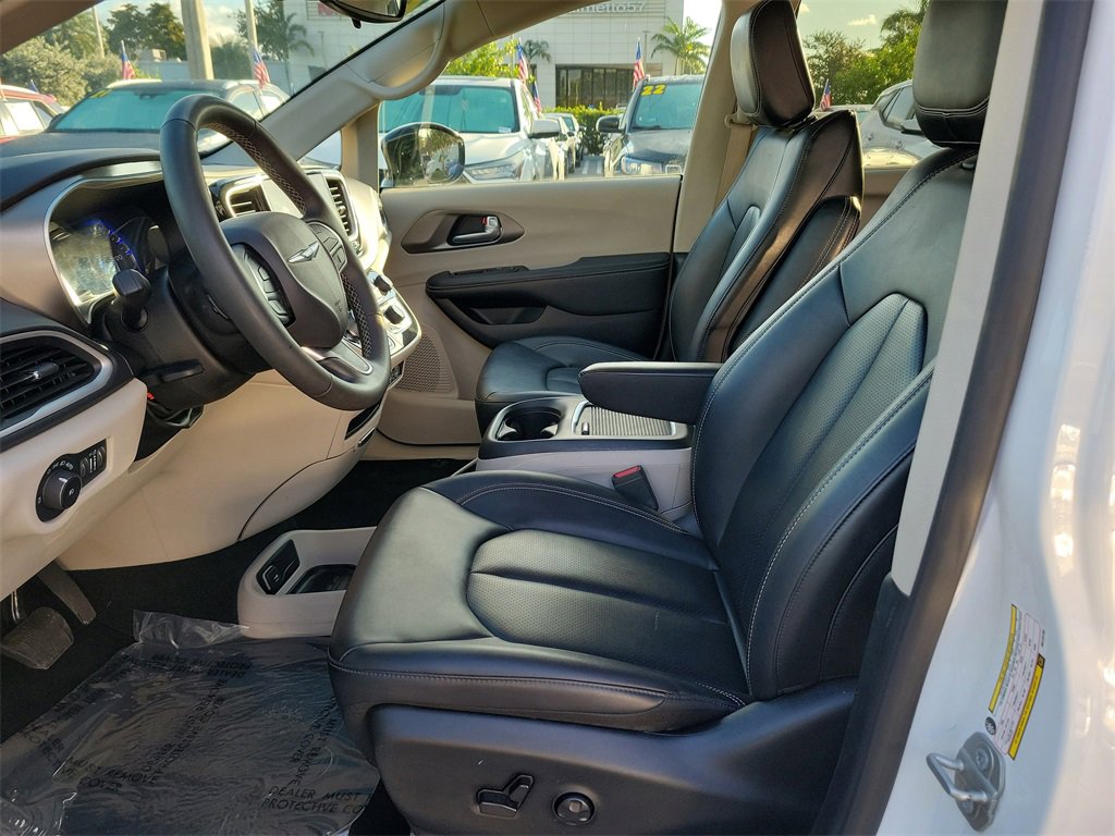 Used 2024 Chrysler Pacifica Touring-L image 13