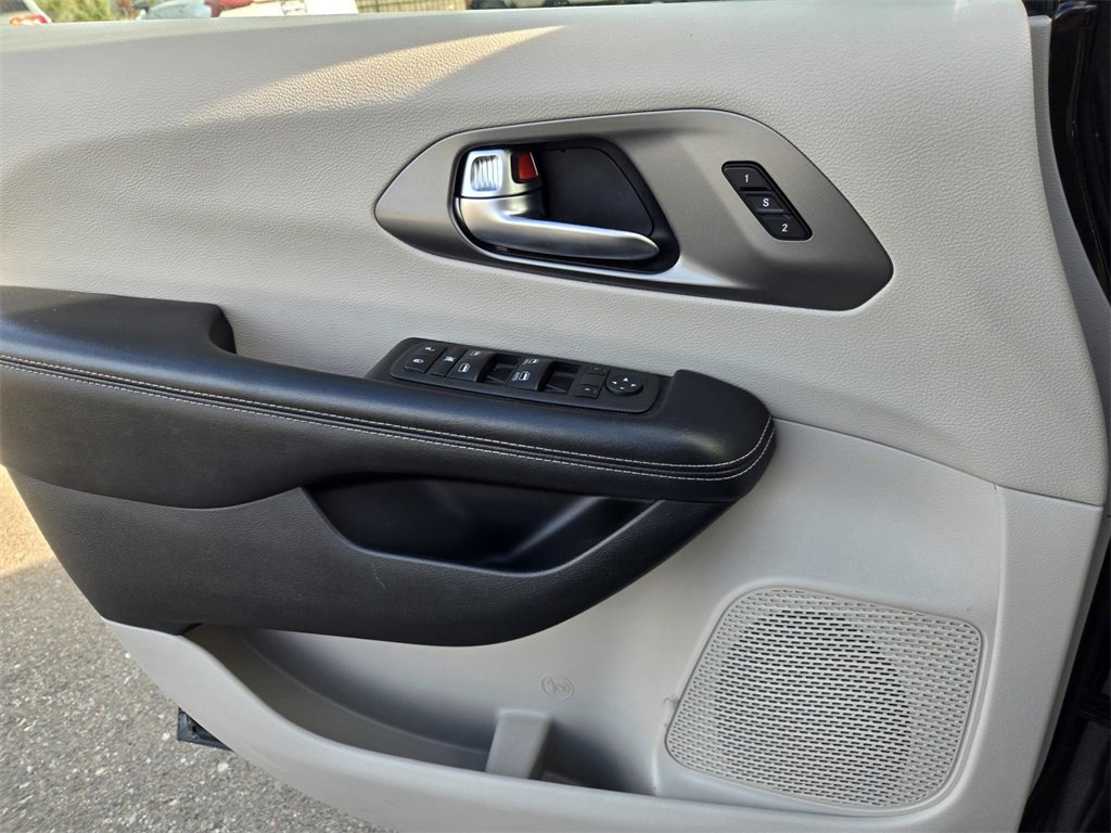 Used 2022 Chrysler Pacifica Touring-L image 21