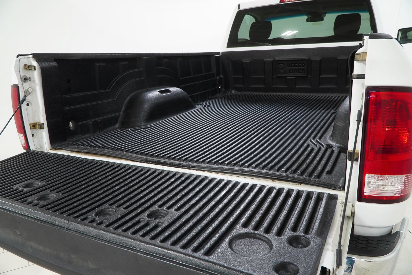 Used 2022 RAM 1500 Classic SLT AWD/4WD image 10