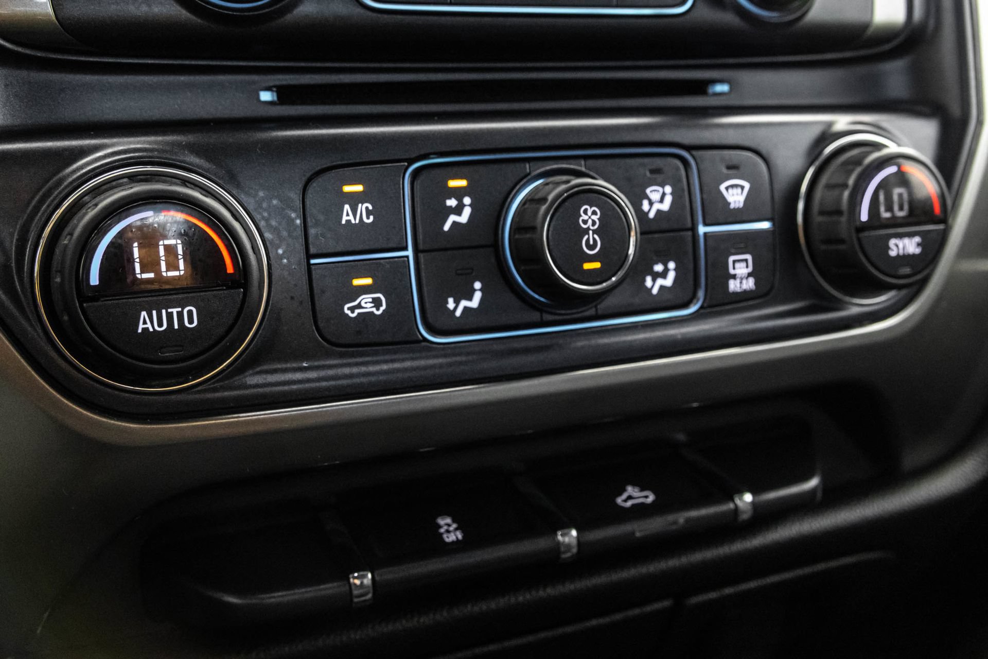 Used 2018 Chevrolet Silverado 1500 LT w/ All Star Edition AWD/4WD image 29