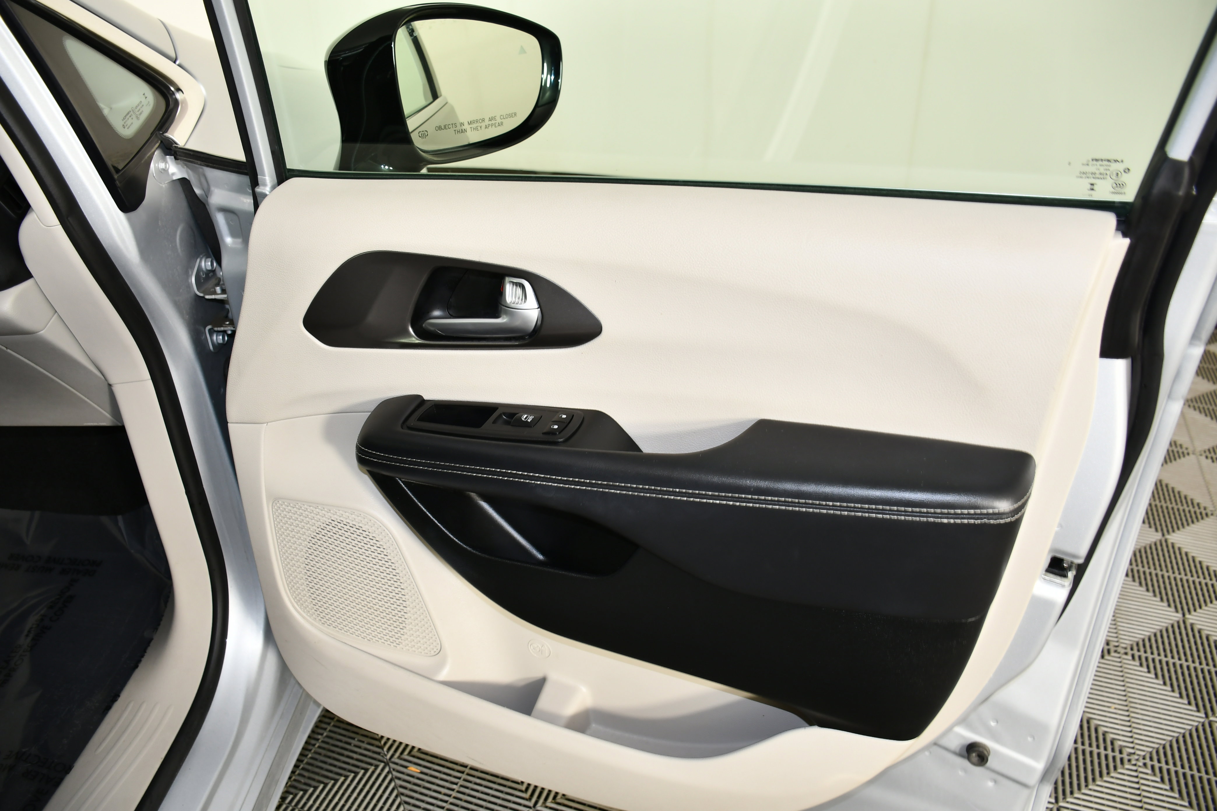 Used 2024 Chrysler Pacifica Touring-L image 40