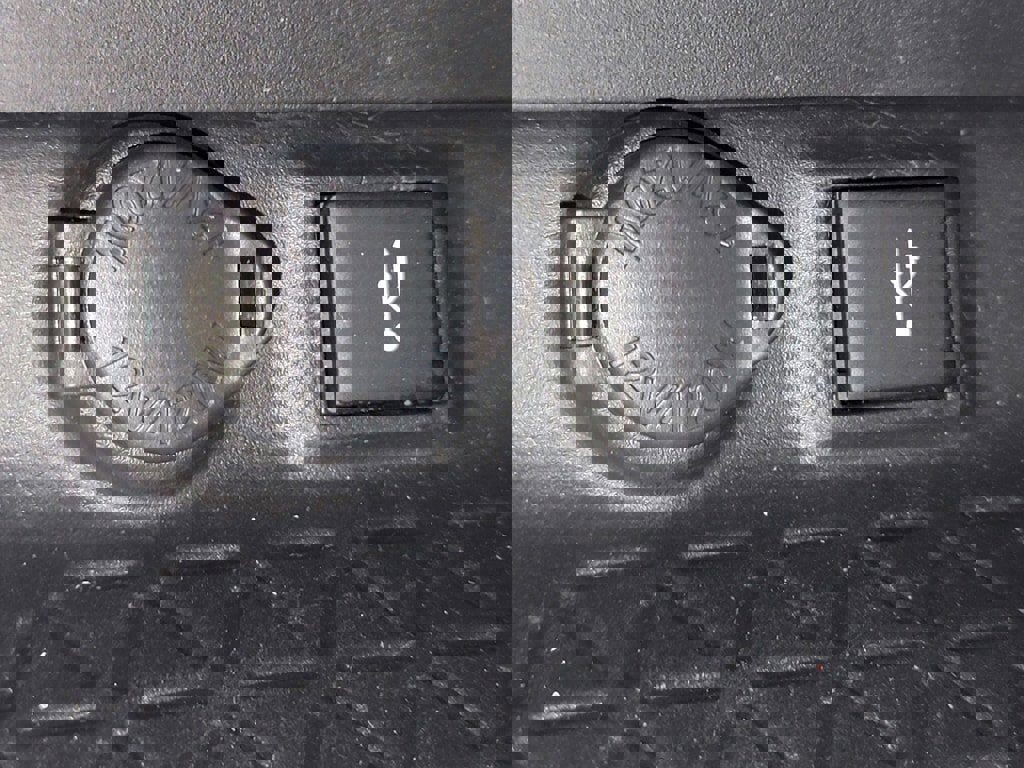 Used 2021 Toyota RAV4 LE image 23