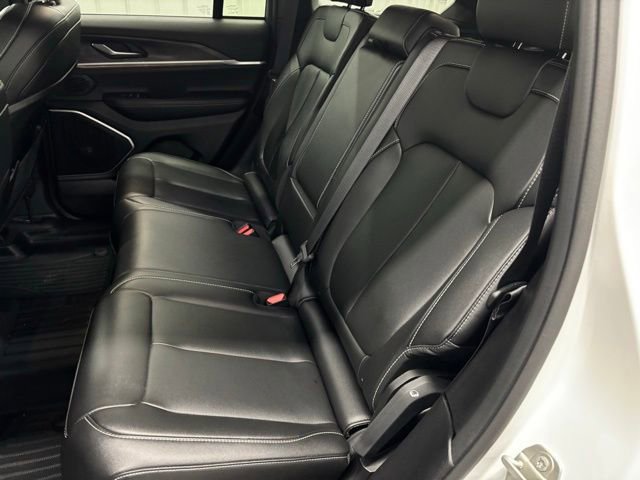 Used 2024 Jeep Grand Cherokee Limited w/ Black Appearance Package AWD/4WD image 11