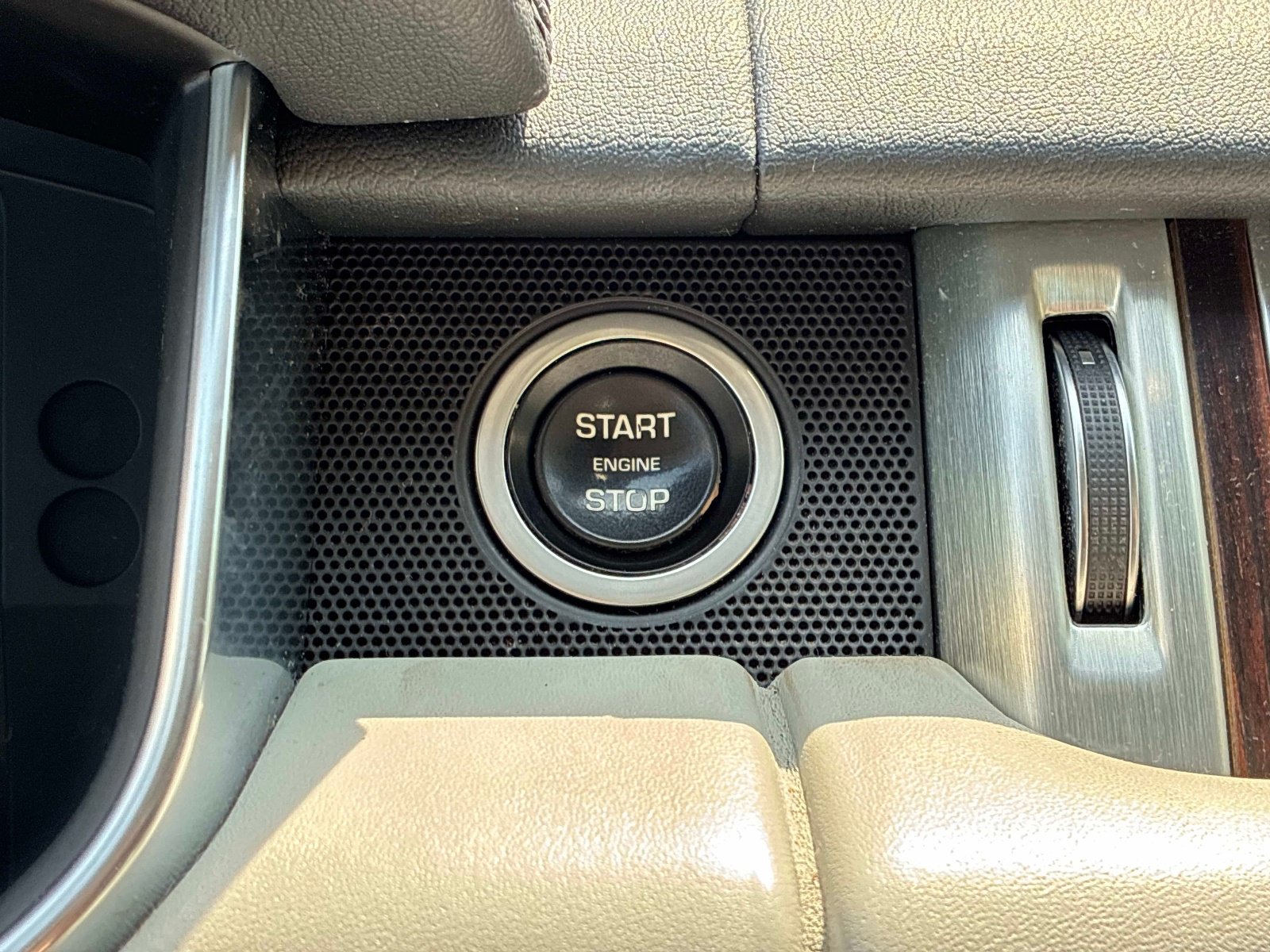 Used 2016 Land Rover Range Rover Supercharged AWD/4WD image 33