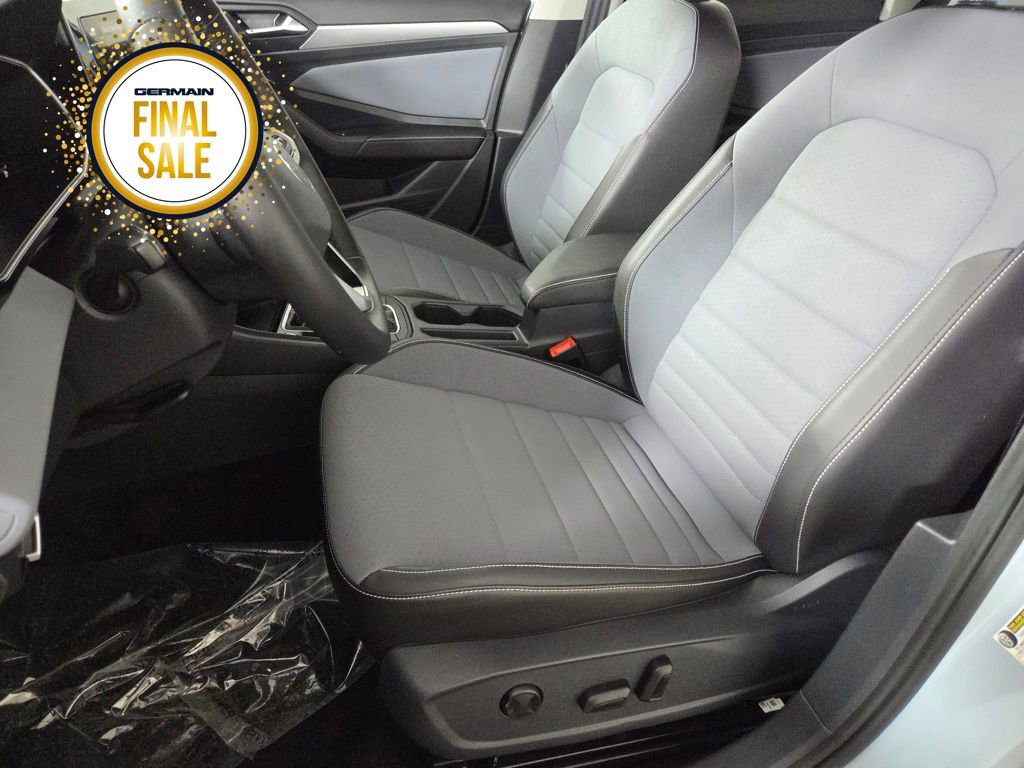 Certified 2025 Volkswagen Jetta SE w/ Sunroof Package image 16