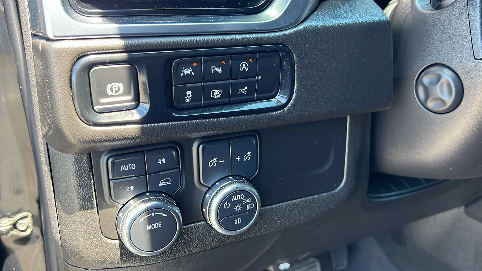 Certified 2025 GMC Yukon XL Denali AWD/4WD image 33