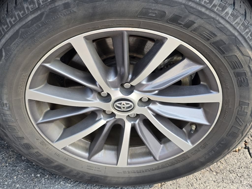 Used 2019 Toyota Highlander XLE FWD image 25