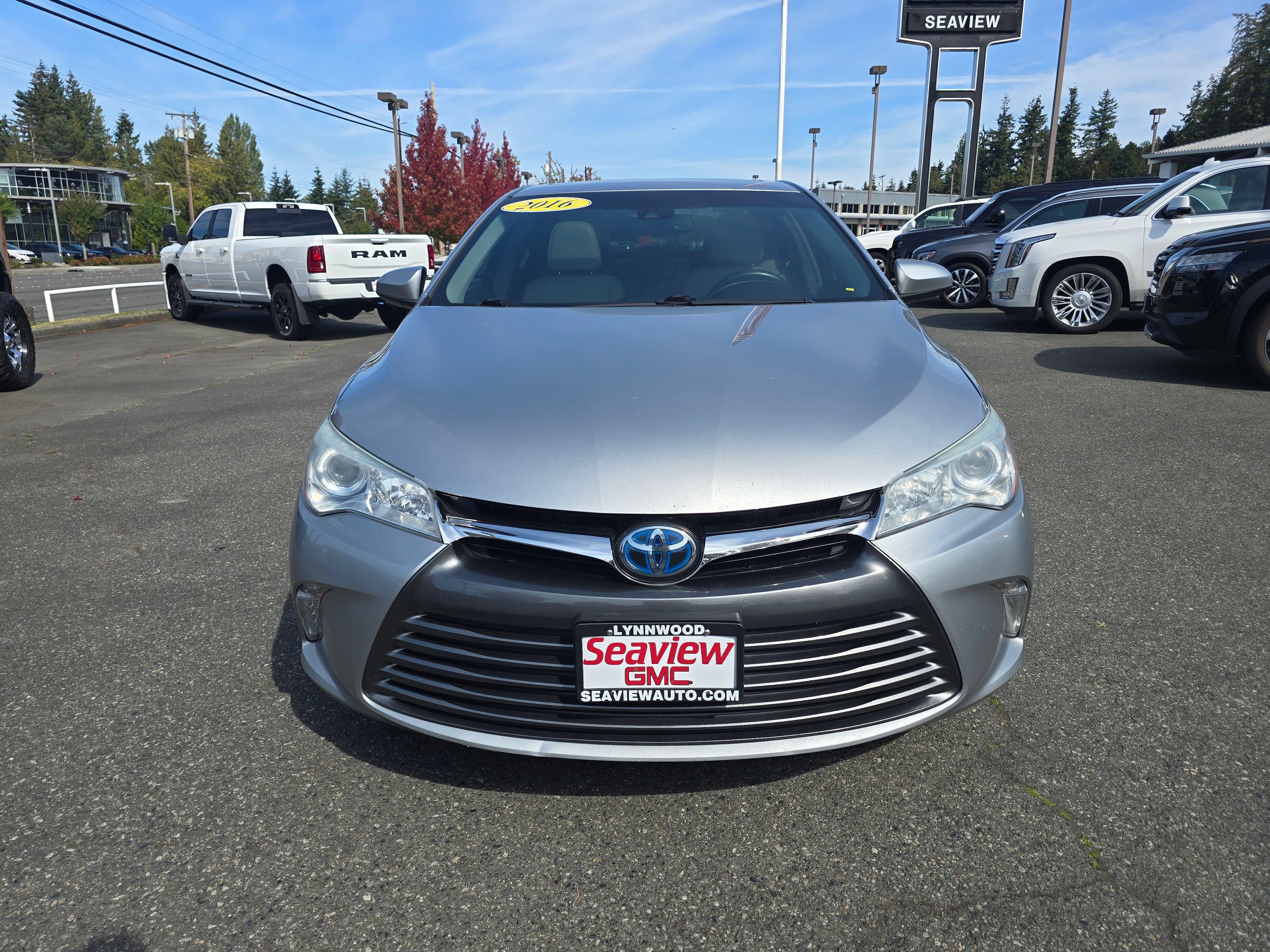 Used 2016 Toyota Camry XLE w/ Moonroof Package FWD image 2