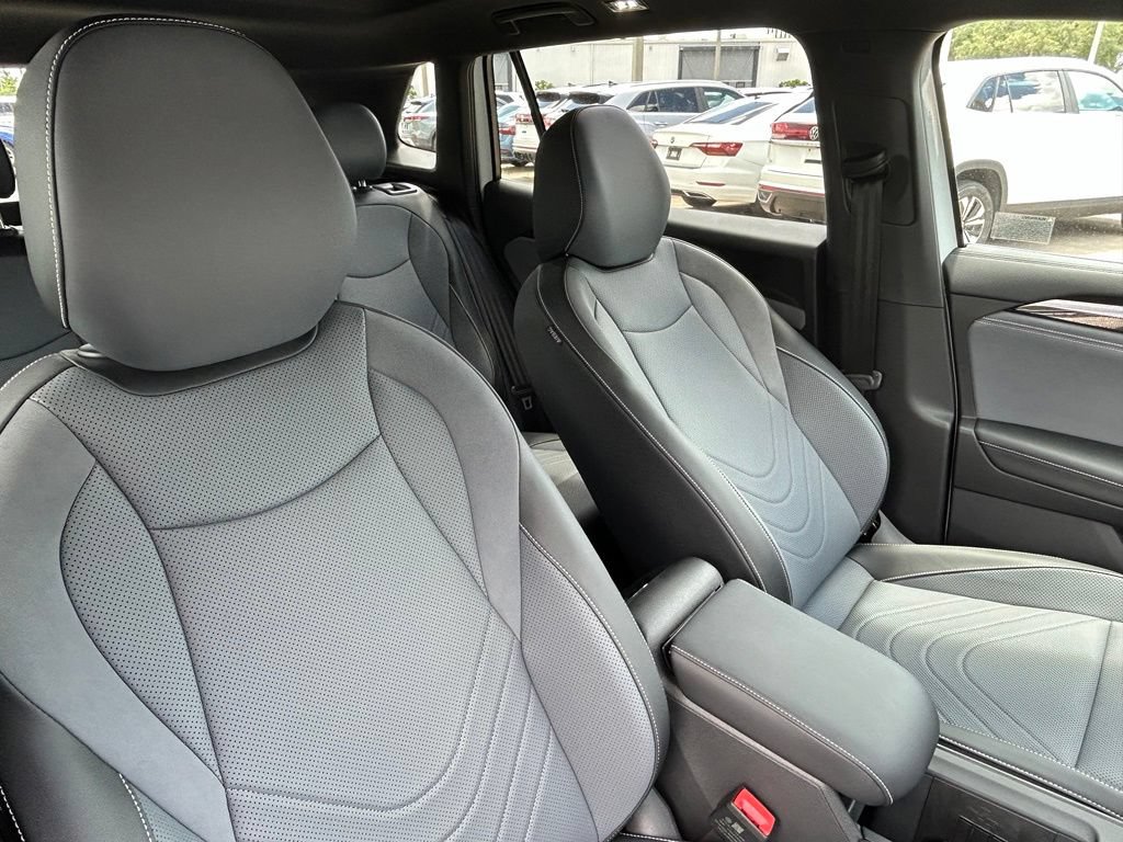 New 2026 Volkswagen Tiguan SE R-Line FWD image 36