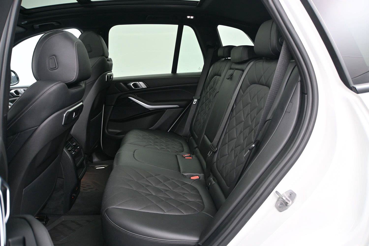 Used 2024 BMW X5 xDrive40i w/ M Sport Package AWD/4WD image 11