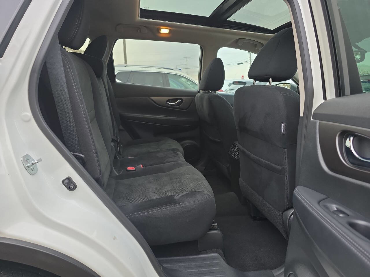 Used 2015 Nissan Rogue SV w/ SV Moonroof Package image 24