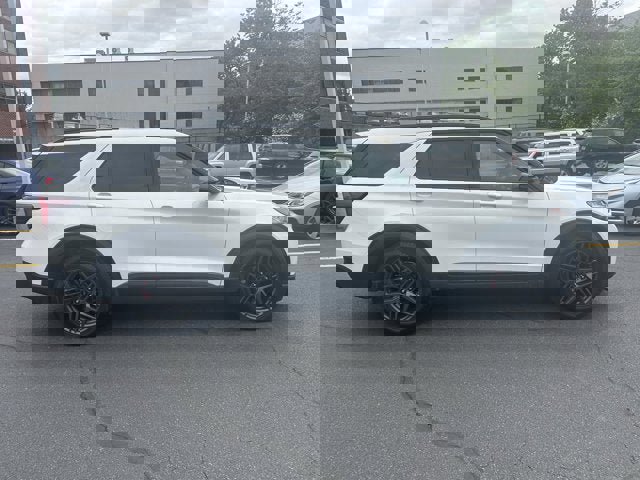 Used 2025 Ford Explorer ST image 4